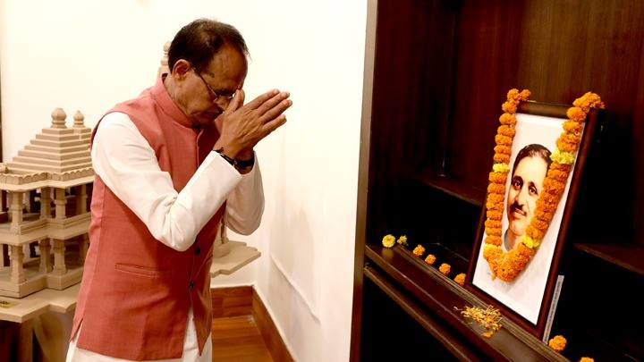 मुख्यमंत्री श्री चौहान ने पं. दीनदयाल उपाध्याय की जयंती पर नमन किया